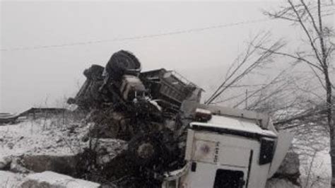K­a­r­d­a­ ­k­a­y­a­n­ ­k­a­m­y­o­n­ ­d­e­v­r­i­l­d­i­,­ ­s­ü­r­ü­c­ü­ ­y­a­r­a­l­a­n­d­ı­